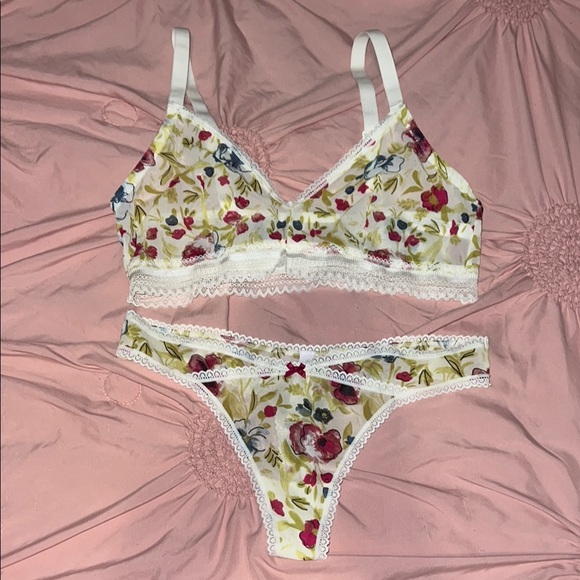 White and Red Lace Trim Bra Set - Picture 1 of 3